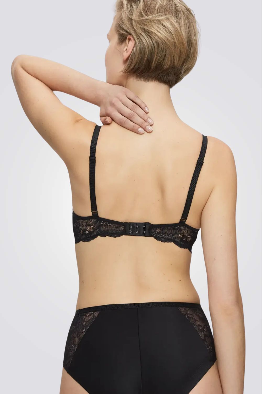 חזיית תחרה למידות גדולות Amourette Charm W02  צבע שחור