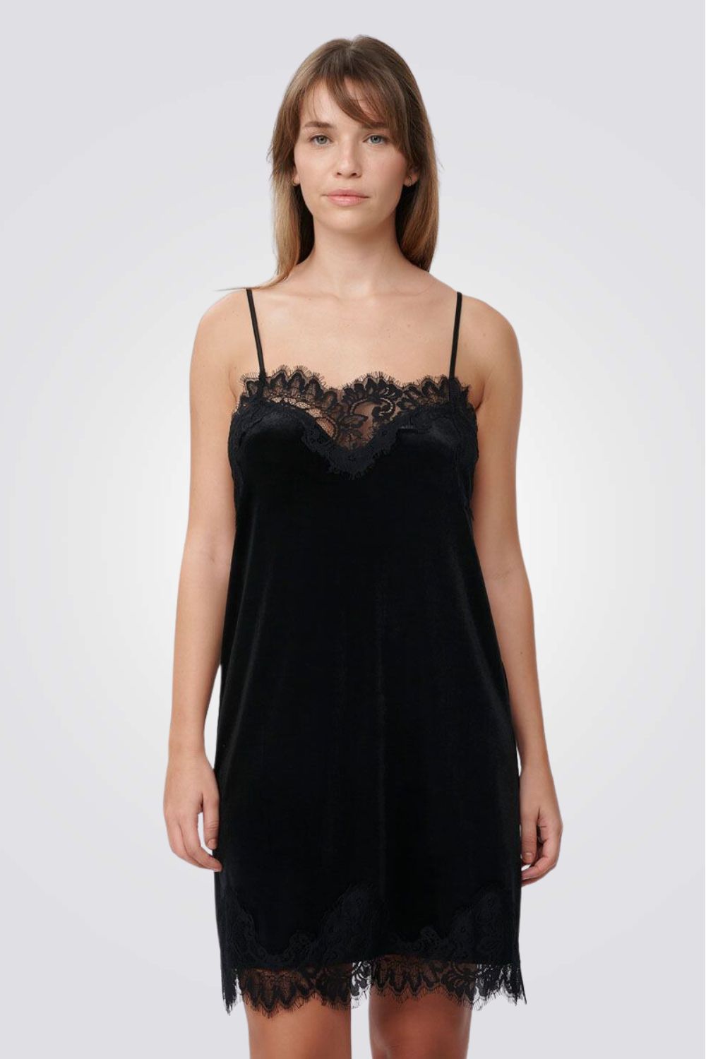 כותונת קטיפה בשילוב תחרה בצבע שחור