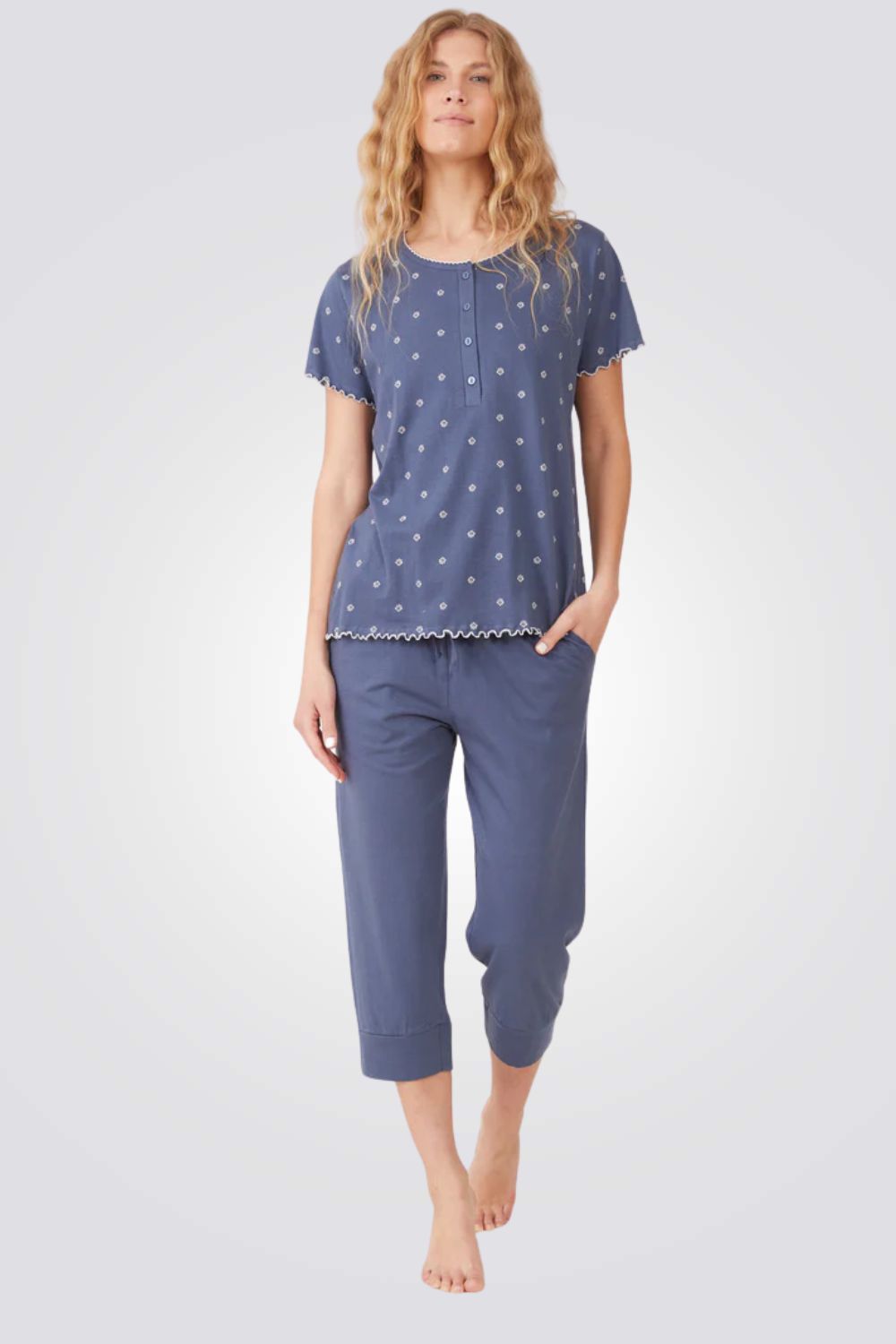 פיג'מת כותנה בגזרת 3/4 בהדפס עלים