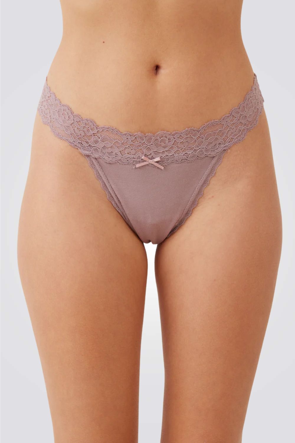 תחתוני כותנה בגזרת חוטיני בעיטור תחרה