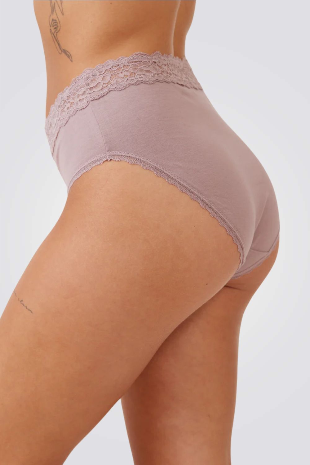 תחתוני כותנה בגזרת היי לג בעיטור תחרה