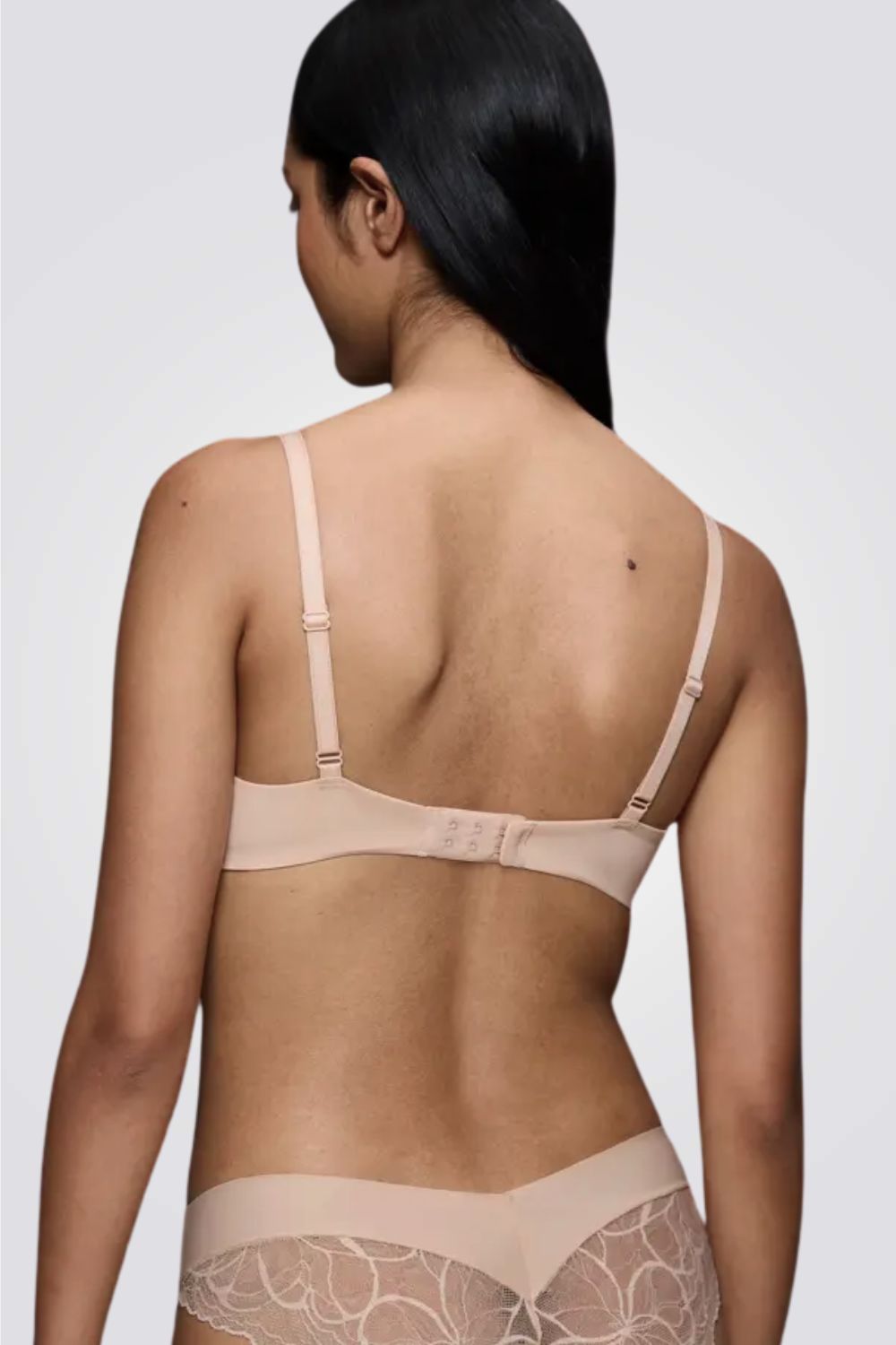 חזיית תחרה מרופדת ללא ברזלים בצבע בז'