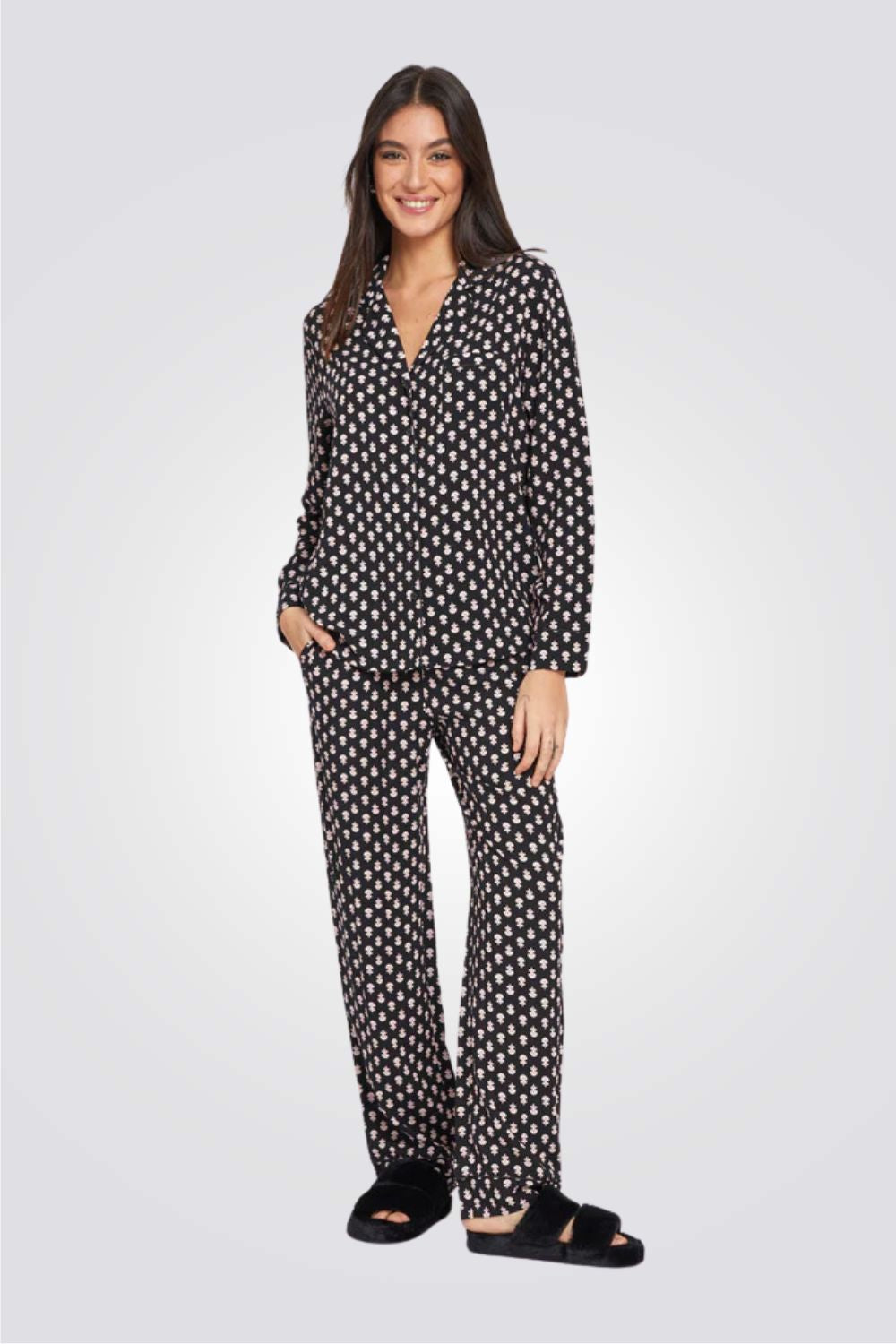 פיג'מה מכופתרת שחורה בהדפס פרחוני