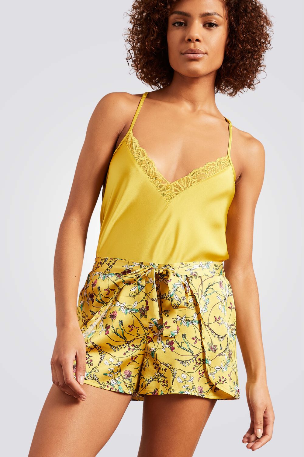 מכנסי פיג'מה קצרים SAFRAN בהדפס פרחוני צהוב