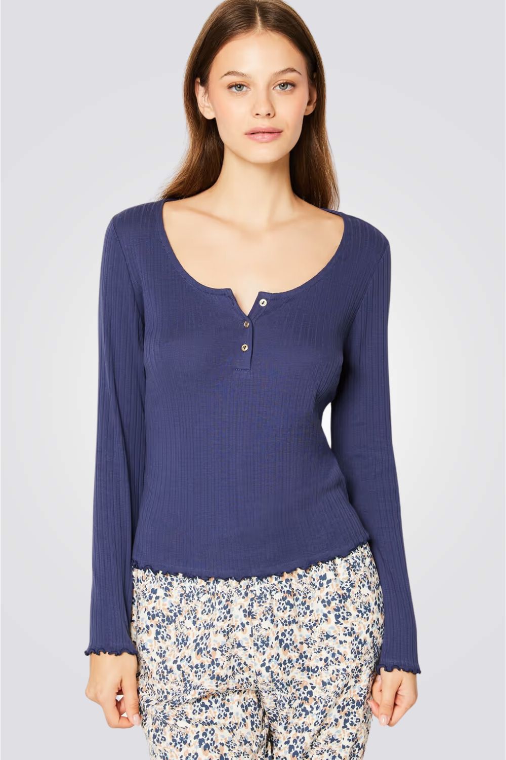 חולצת פיג'מה ארוכה LUCILE  עם צאוורון עגול