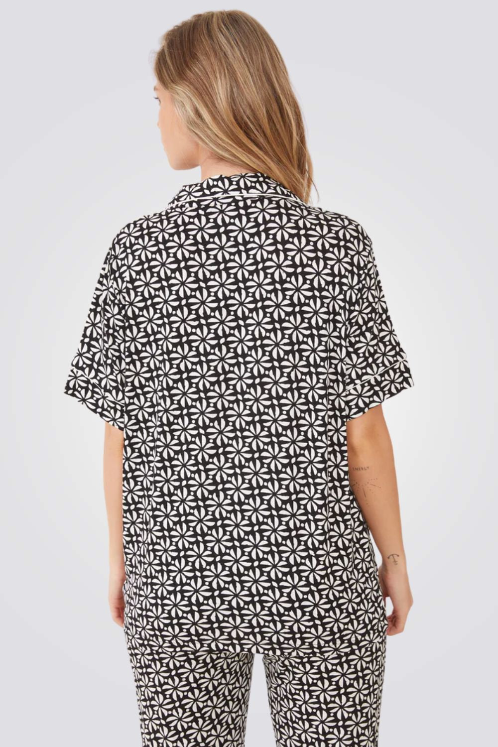 פיג'מת ויסקוזה מכופתרת בהדפס הוואי