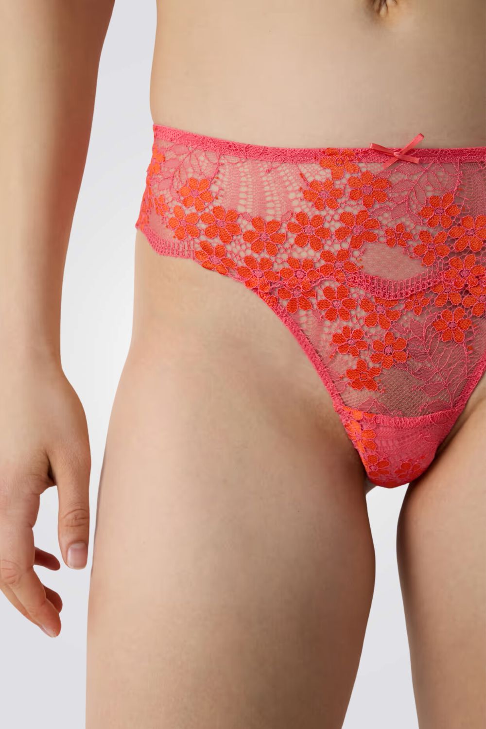 תחתוני חוטיני מתחרה SOMPTUEUSE  בעיצוב פרחוני