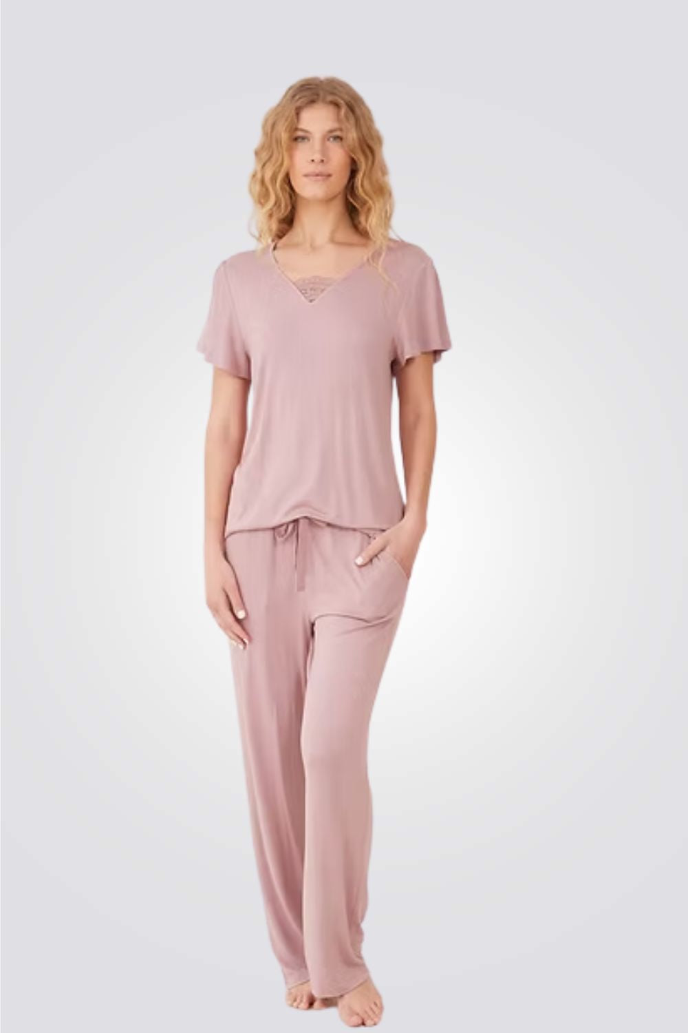 פיג'מת מעבר לנשים עם עיטור תחרה