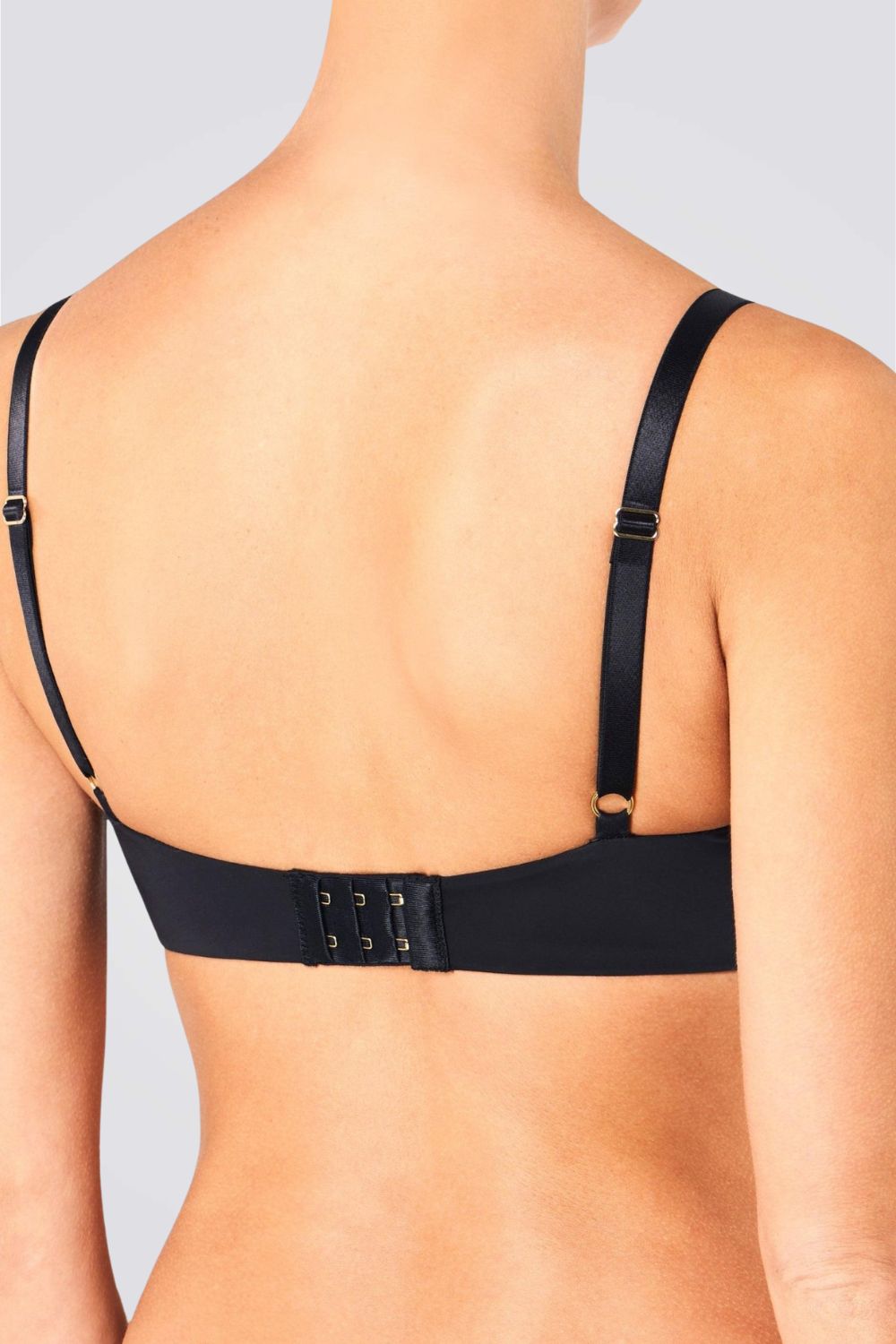 חזיית Body Make Up Essentials בצבע שחור