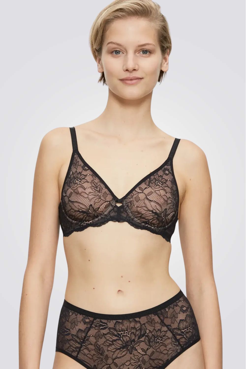 חזיית תחרה למידות גדולות Amourette Charm W02  צבע שחור