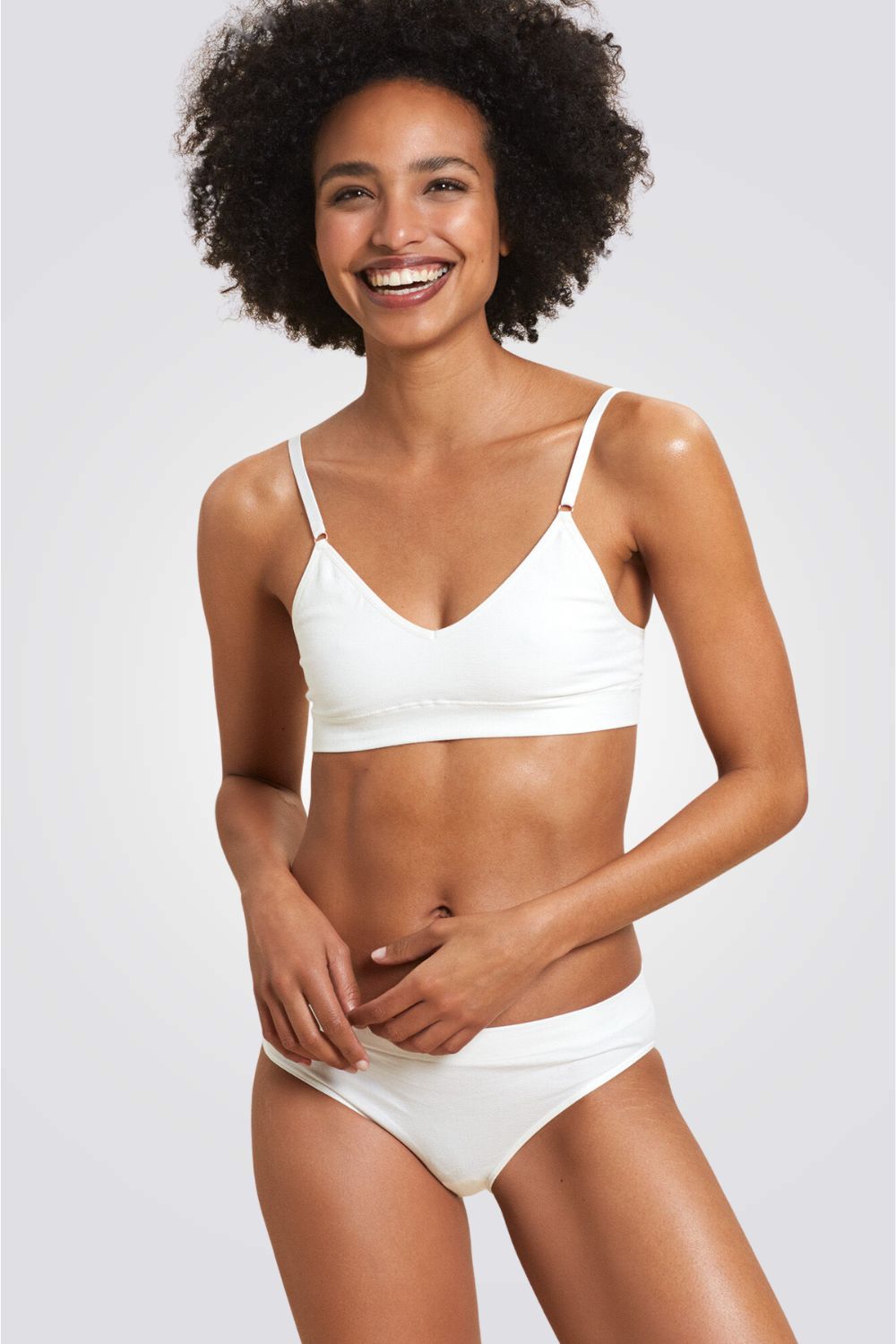 תחתוני טנגה נמוכים AMANDE  בצבע לבן