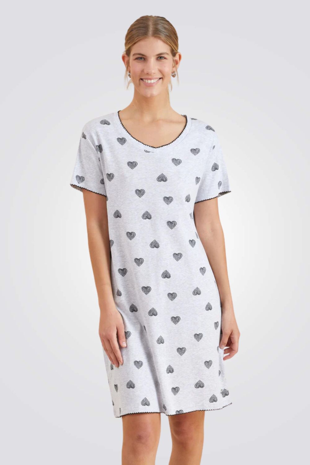 כותונת לילה אפורה בהדפס לבבות