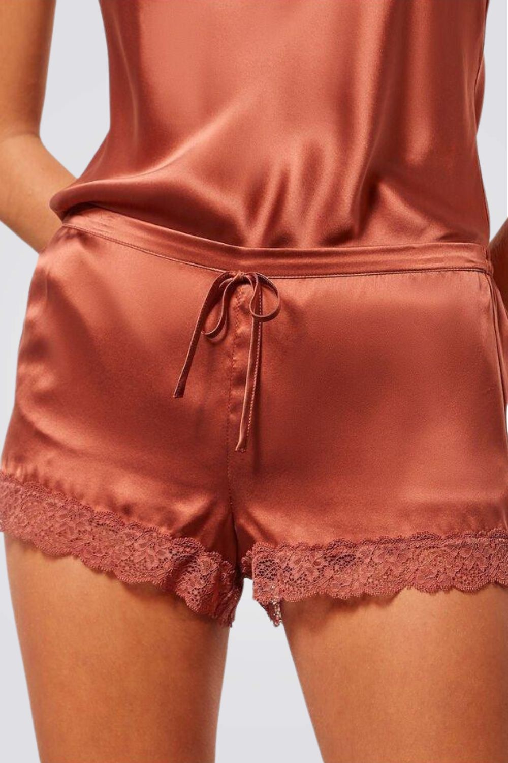 מכנסי משי קצרים MILKY טרקוטה