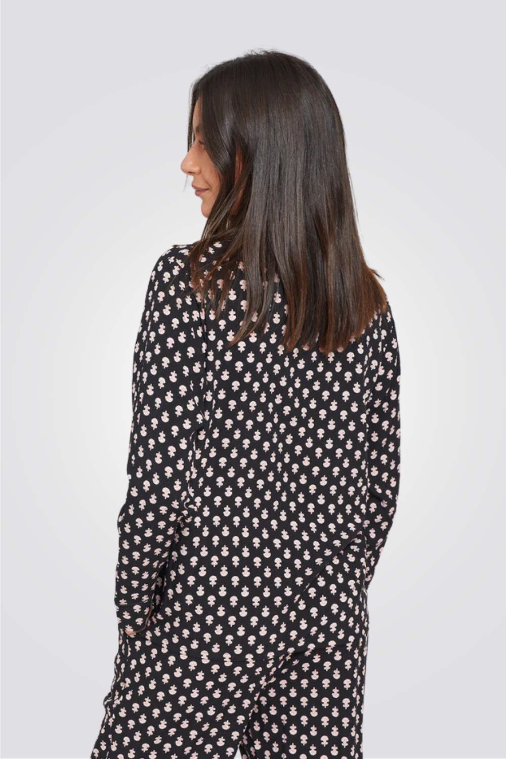 פיג'מה מכופתרת שחורה בהדפס פרחוני