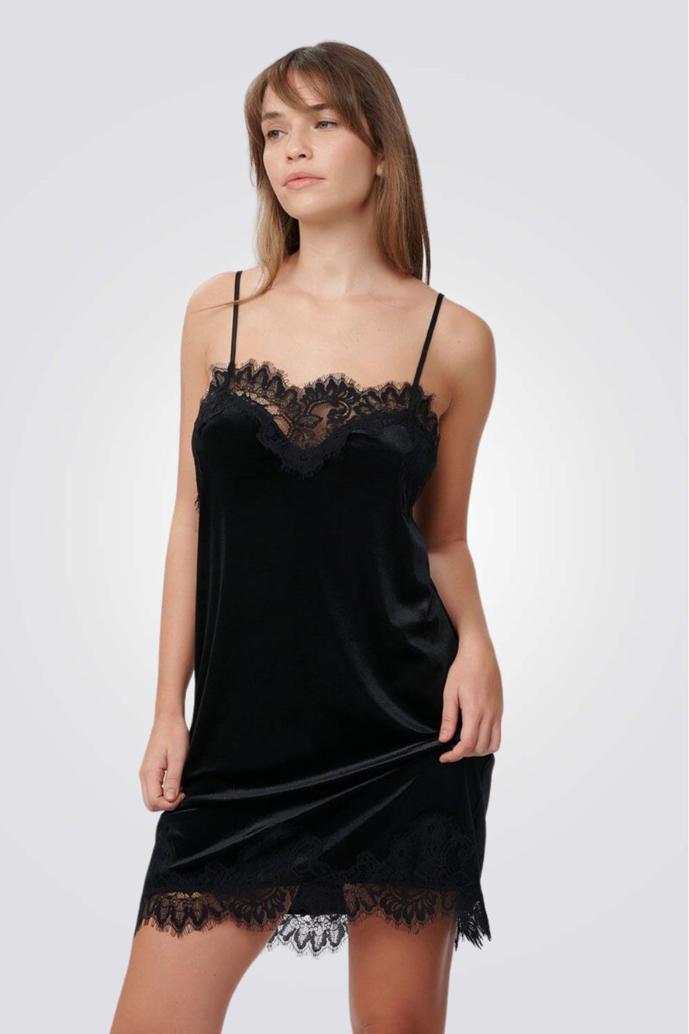 כותונת קטיפה בשילוב תחרה בצבע שחור