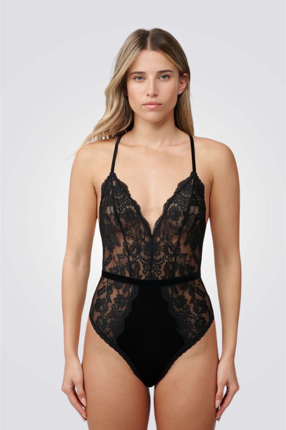 בגד גוף חוטיני מבד קטיפה בשילוב תחרה שחורה