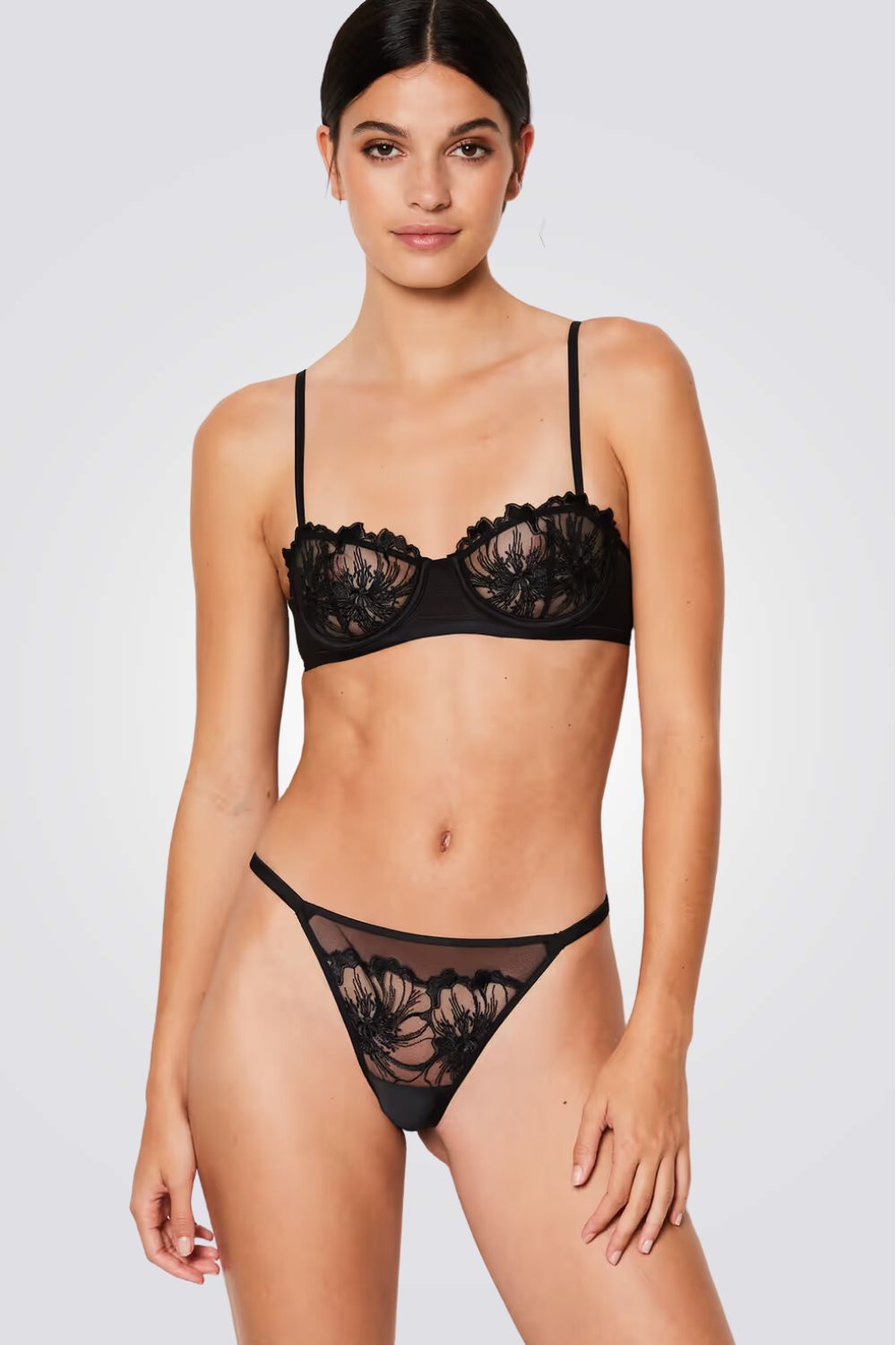 תחתוני חוטיני AMARYLLIS  בצבע שחור