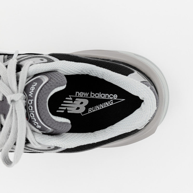 נעלי ספורט לגברים רוחב 4E דגם 990 V6 בצבע אפור ולבן