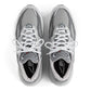 נעלי ספורט לגברים רוחב 2E דגם 990 V6 בצבע אפור ולבן - 4