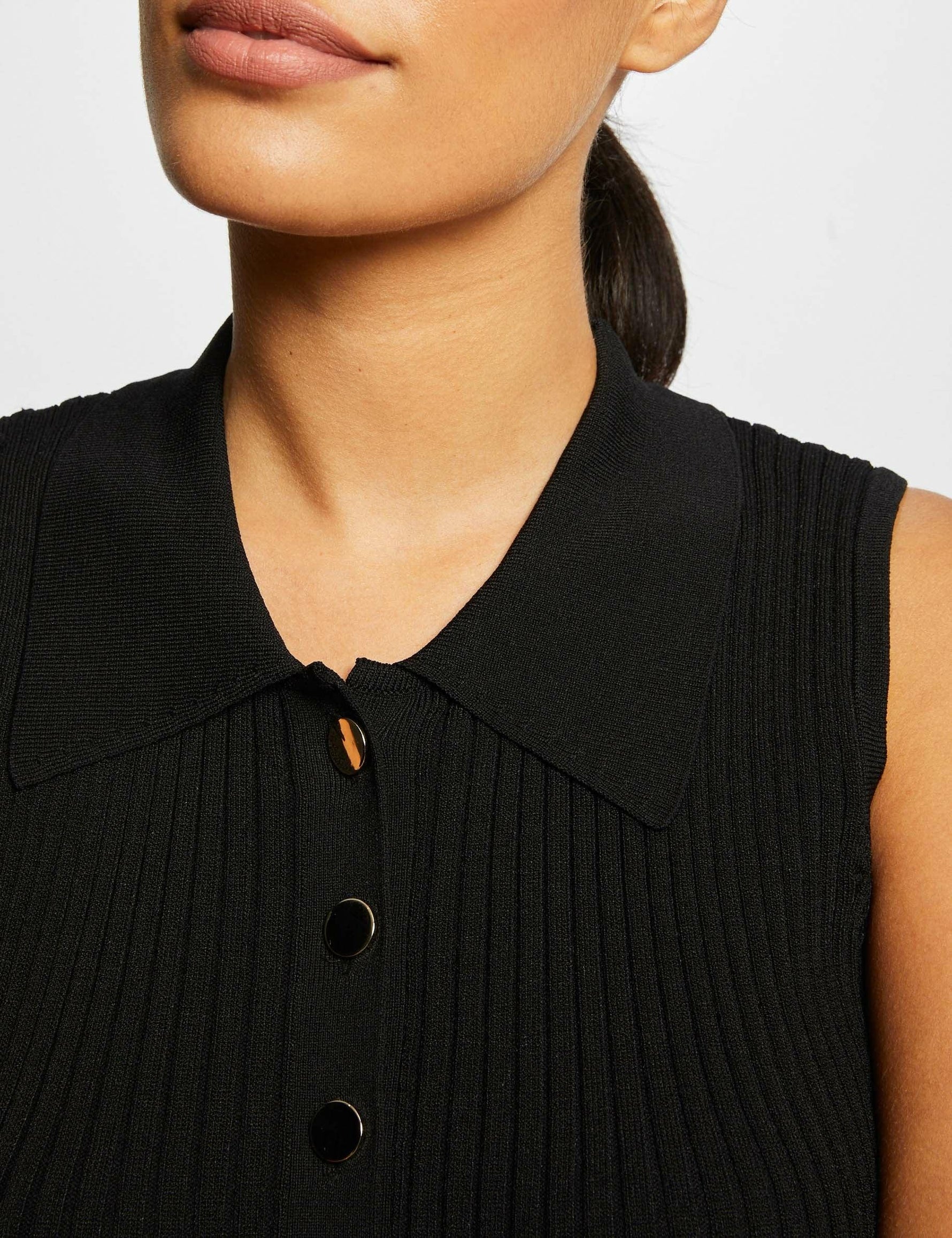 גופייה ללא שרוולים עם צווארון פולו בצבע שחור - MASHBIR//365