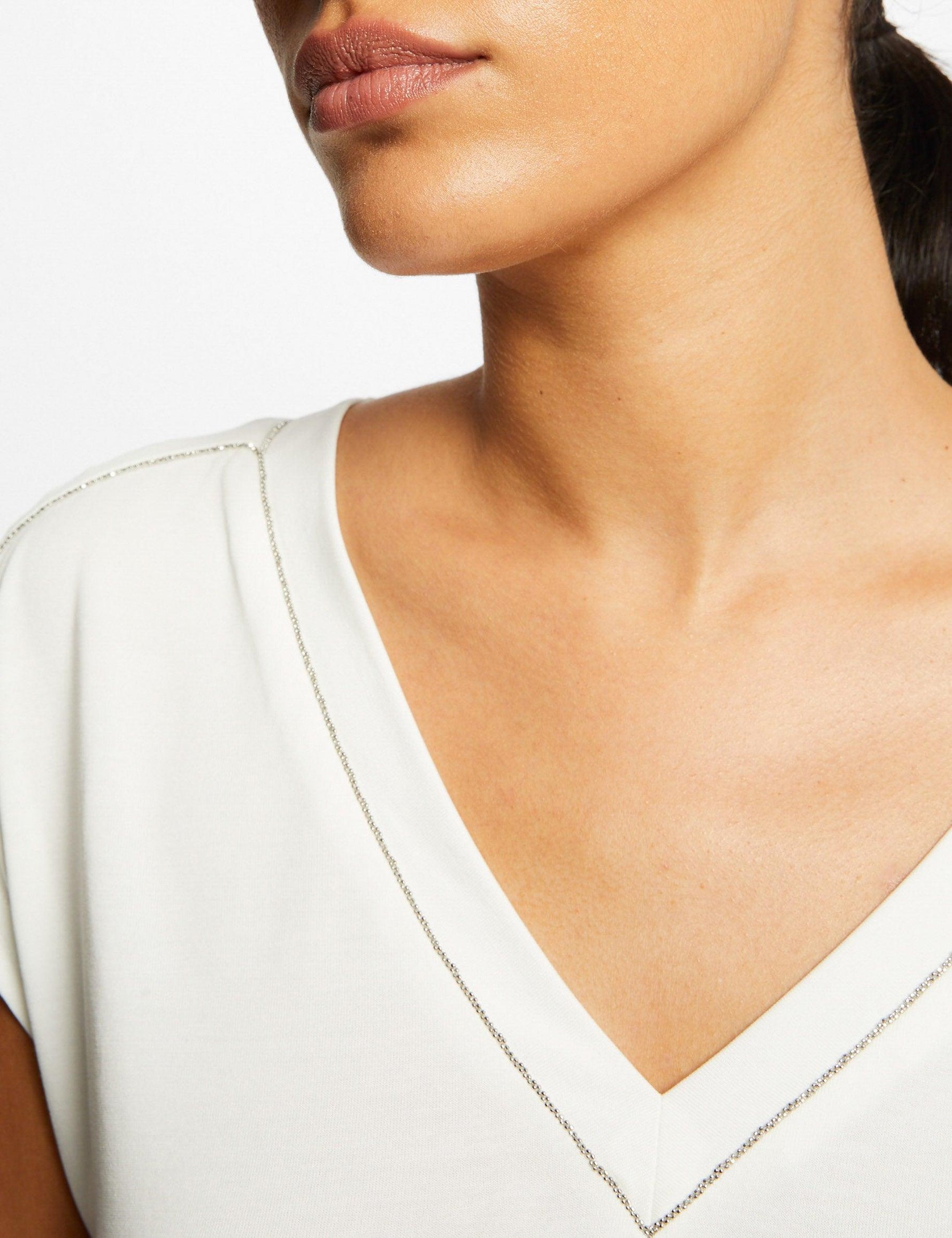 טישירט קצרה לנשים בצבע OFF WHITE - MASHBIR//365