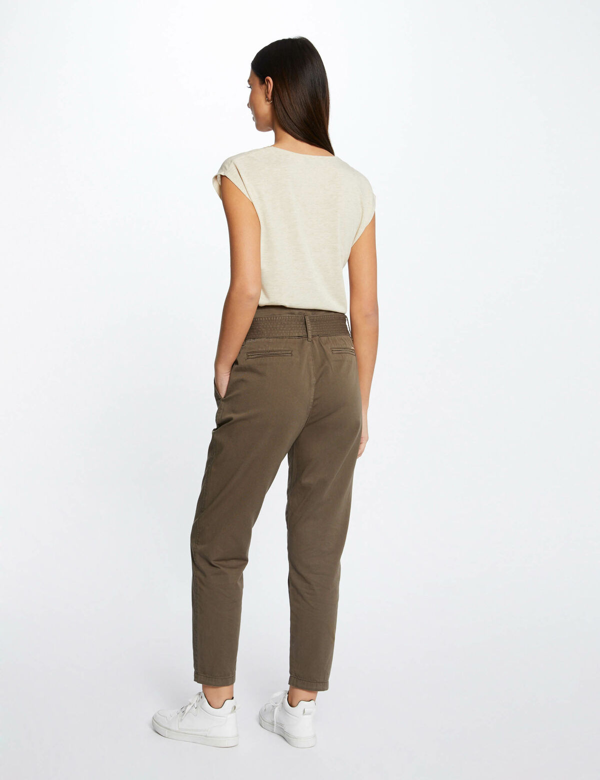 טישירט קצרה לנשים בצב בז'