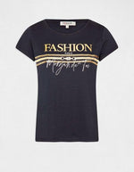 טישירט קצרה עם הדפס גרפי בצבע נייבי - MASHBIR//365