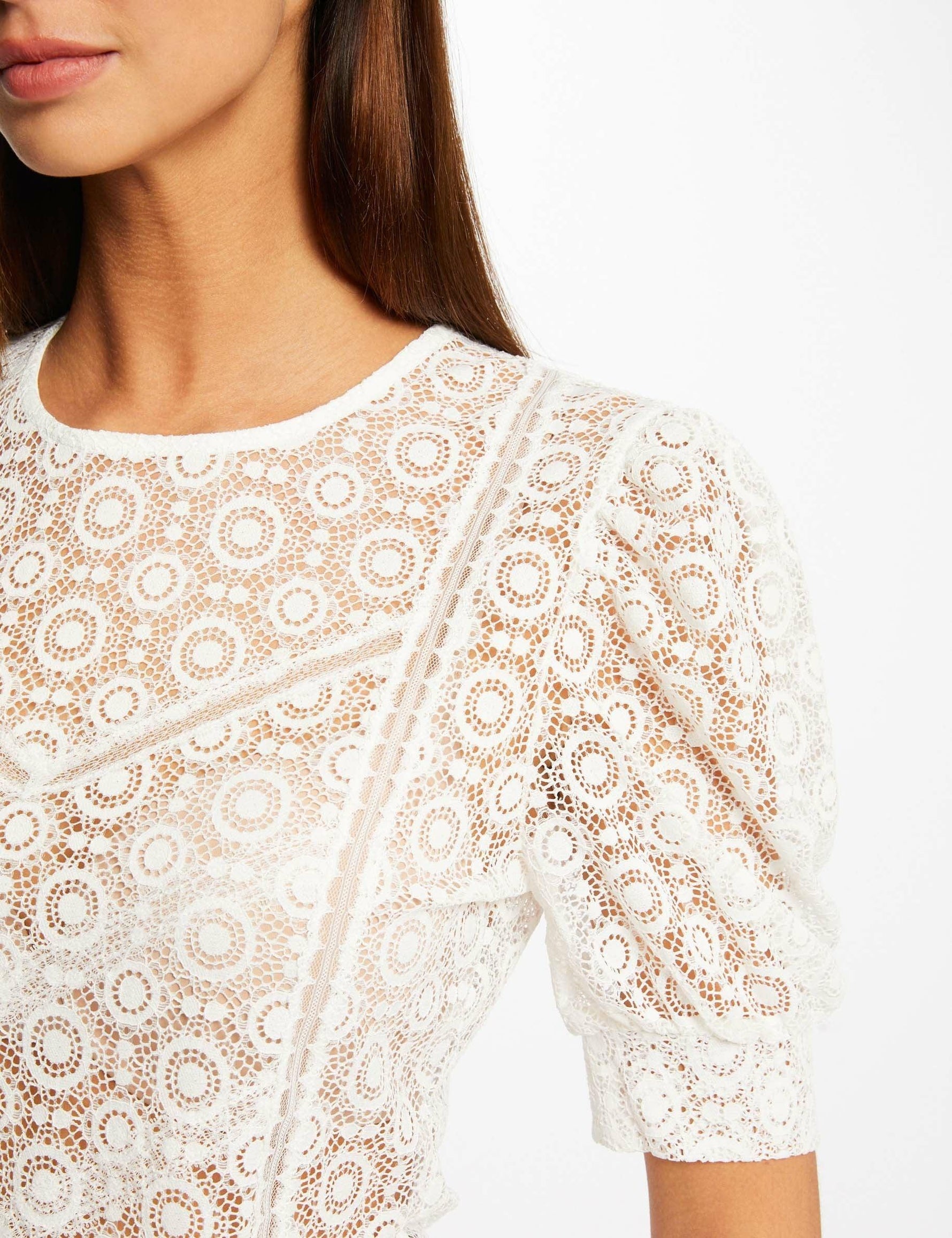 חולצת תחרה קצרה לנשים בצבע לבן - MASHBIR//365