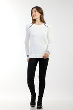 סריג צווארון עגול עם לוגו רקמה בצבע לבן - MASHBIR//365