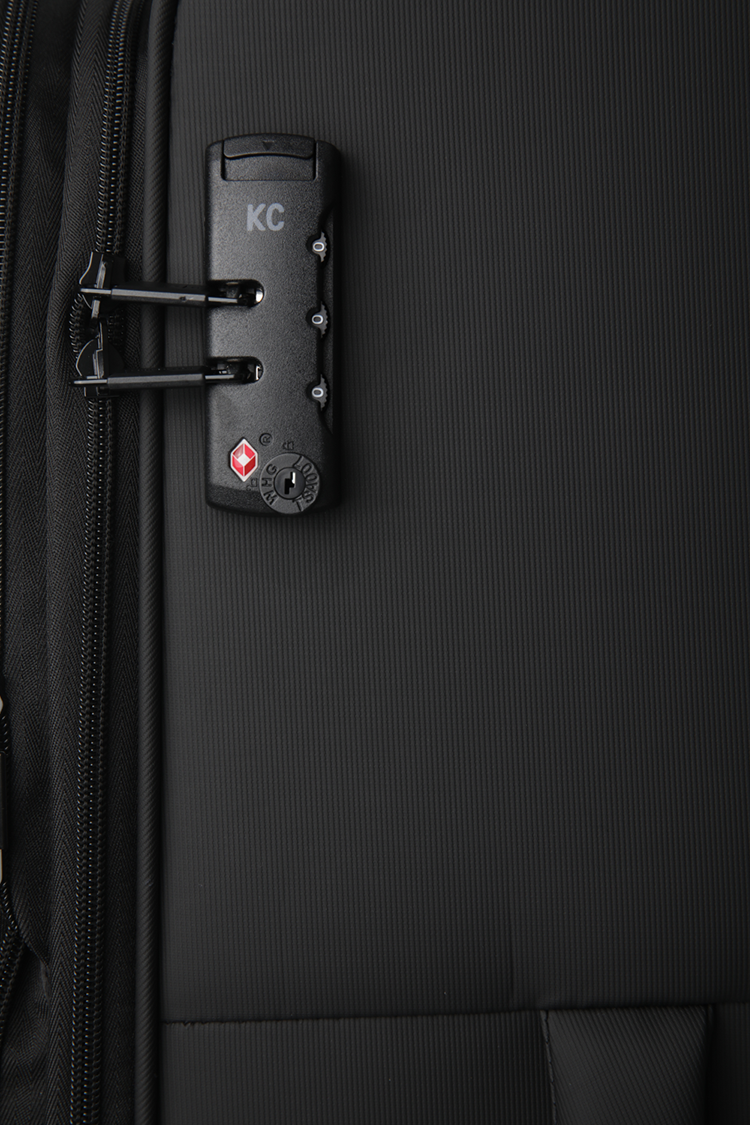 מזוודה טרולי עלייה למטוס 18.5" CHELSEA בצבע שחור