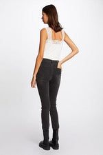 גופיית נשים עם רצועות תחרה בצבע לבן - MASHBIR//365