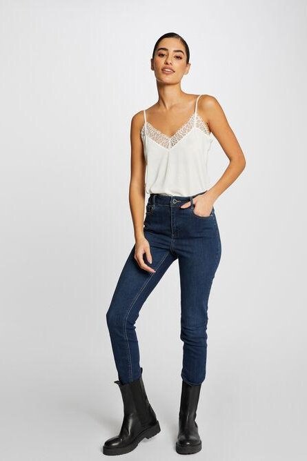 גופיית תחרה בצבע לבן עם רצועות דקות - MASHBIR//365