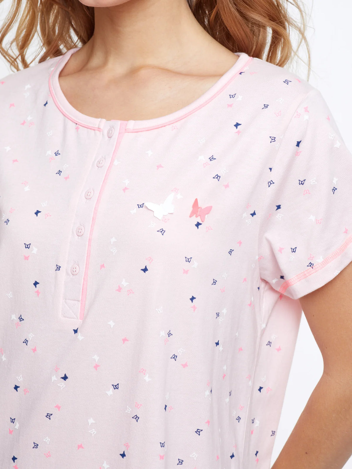 כותונת בצבע ורוד עם הדפס פרפרים - MASHBIR//365