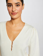 סריג עם כפתורים דקורטיביים בצבע שנהב - MASHBIR//365