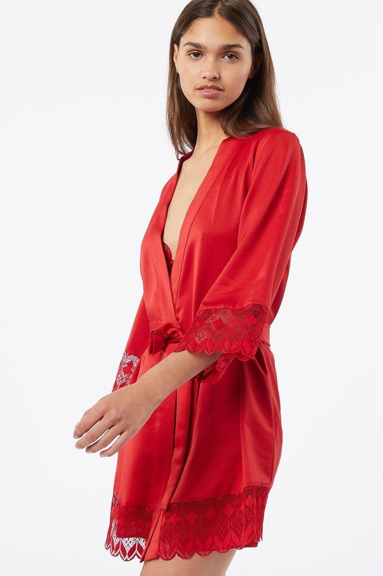 חלוק סאטן בגימור תחרה SKY בצבע אדום - MASHBIR//365