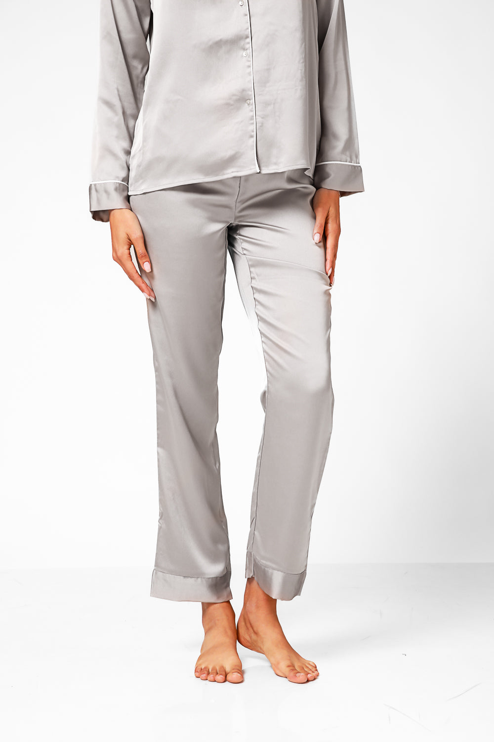 פיג'מת סאטן אפור בהיר