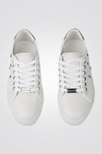 סניקרס עור Rivets בצבע לבן - MASHBIR//365