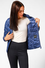 מעיל ניילון לאישה עם קפלים בצבע כחול רויאל - MASHBIR//365