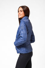 מעיל ניילון לאישה עם קפלים בצבע כחול רויאל - MASHBIR//365