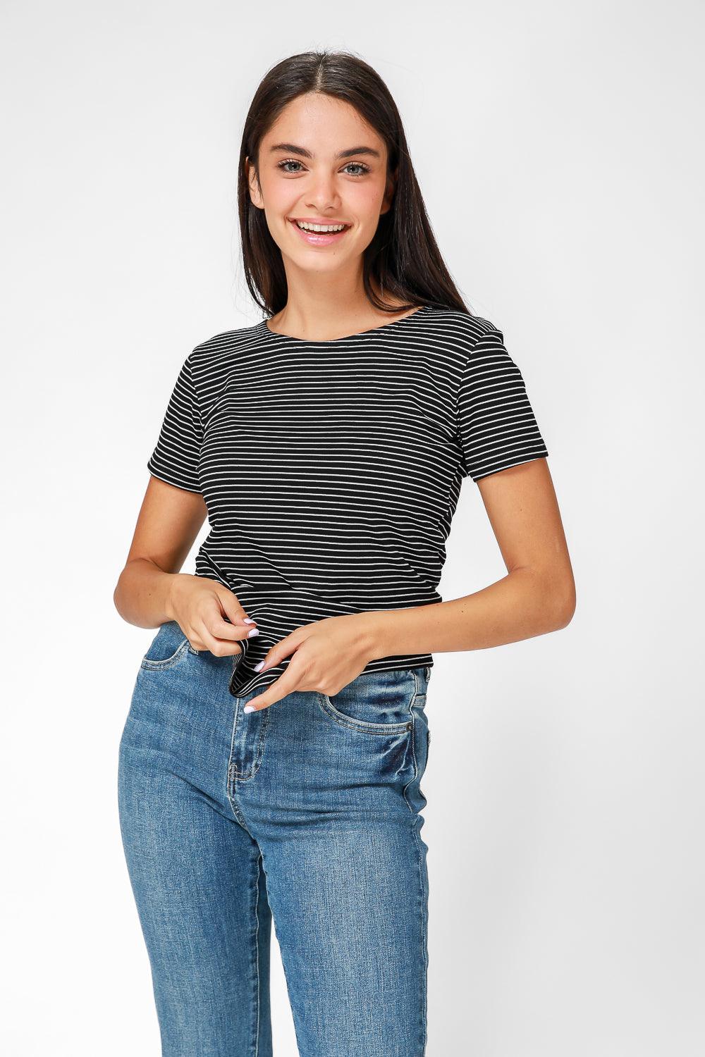 טישירט שחורה עם פסים בצבע לבן - MASHBIR//365