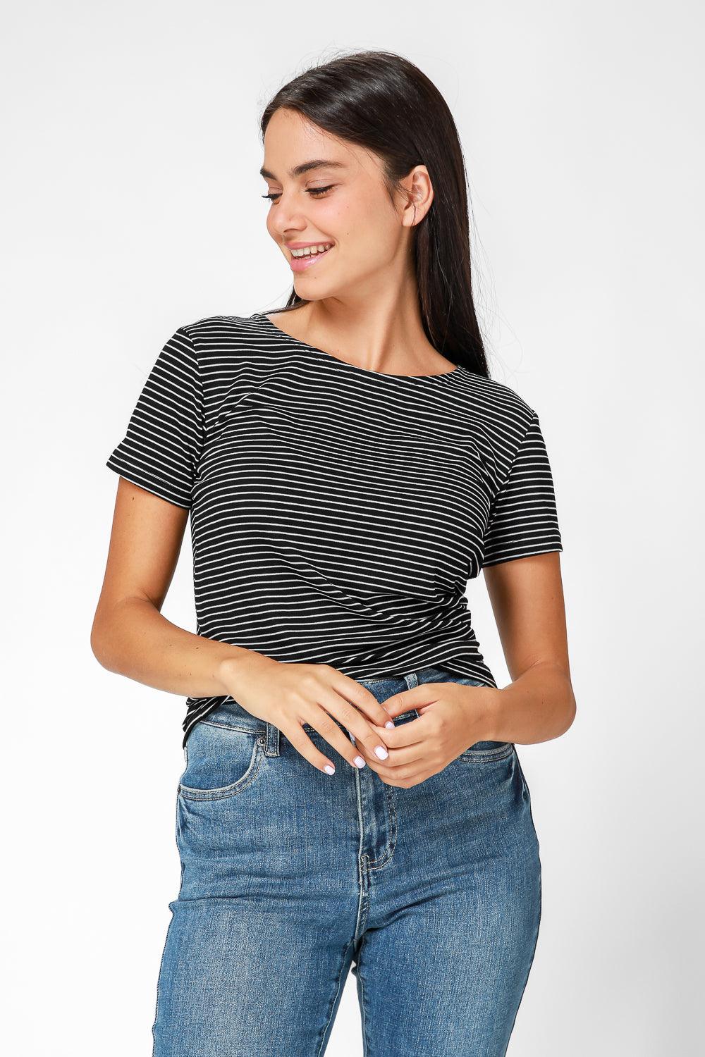 טישירט שחורה עם פסים בצבע לבן - MASHBIR//365