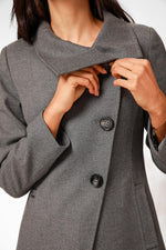 ג'קט מחוייט סגירת אלכסון בצבע אפור - MASHBIR//365