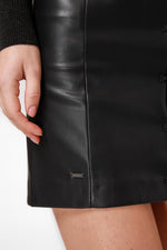 חצאית מיני בצבע שחור - MASHBIR//365