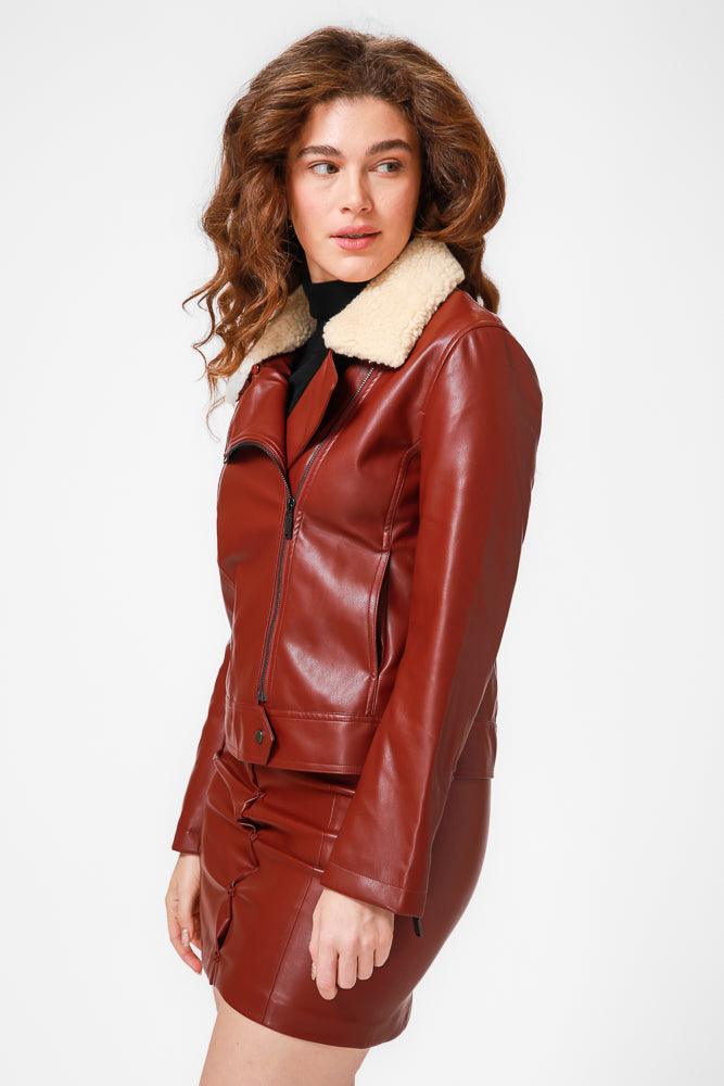 ג'קט בייקר אדום עם פרווה בצבע בז - MASHBIR//365