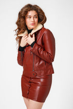 ג'קט בייקר אדום עם פרווה בצבע בז - MASHBIR//365