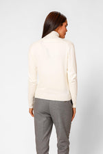 קרדיגן בייסיק מחשוף וי בצבע קרם - MASHBIR//365