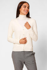 קרדיגן בייסיק מחשוף וי בצבע קרם - MASHBIR//365