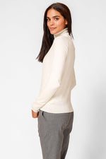 קרדיגן בייסיק מחשוף וי בצבע קרם - MASHBIR//365