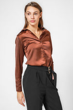 מכופתרת סאטן בצבע חום - MASHBIR//365