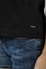 טישירט קצרה ללא שרוולים בצבע שחור - MASHBIR//365